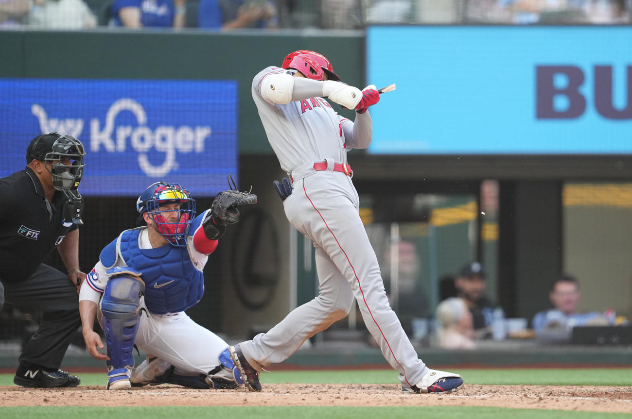 レンジャーズ対エンゼルス　6回表エンゼルス1死、バットを折りながら打ち返し、遊撃手の失策を誘う大谷（撮影・鈴木みどり）