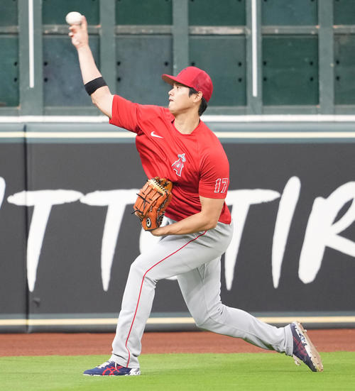 アストロズ対エンゼルス　試合前練習でキャッチボールするエンゼルス大谷（撮影・鈴木みどり）
