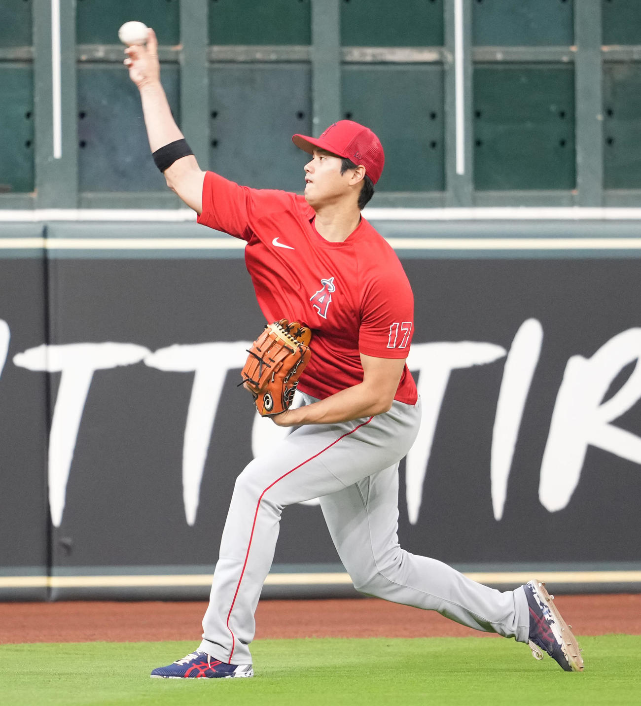 アストロズ対エンゼルス　試合前練習でキャッチボールするエンゼルス大谷（撮影・鈴木みどり）