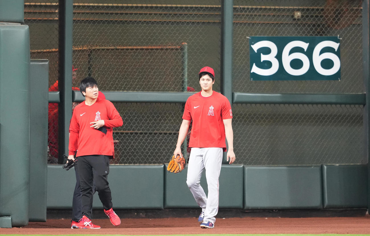 アストロズ対エンゼルス　ブルペンから出てくるエンゼルス大谷（右）（撮影・鈴木みどり）