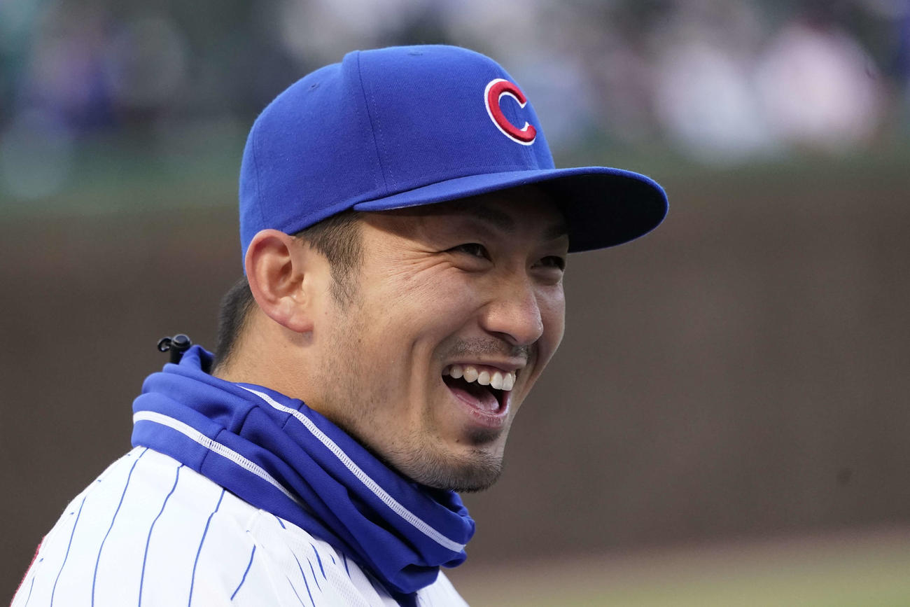 試合前、チームメートと談笑するカブス鈴木（AP）