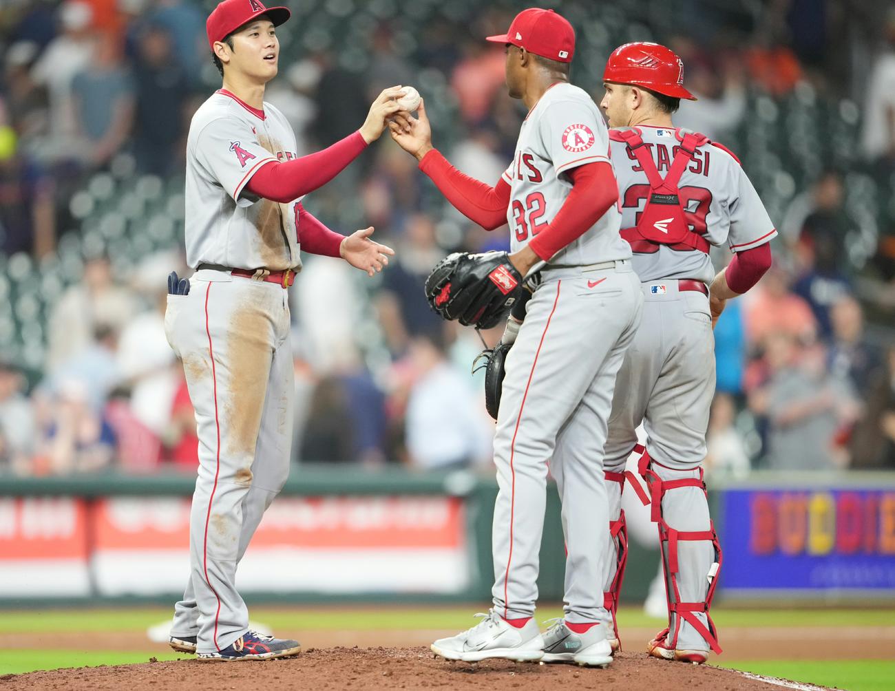 アストロズ対エンゼルス　アストロズに勝利しウイニングボールを受け取るエンゼルス大谷翔平（撮影・鈴木みどり）