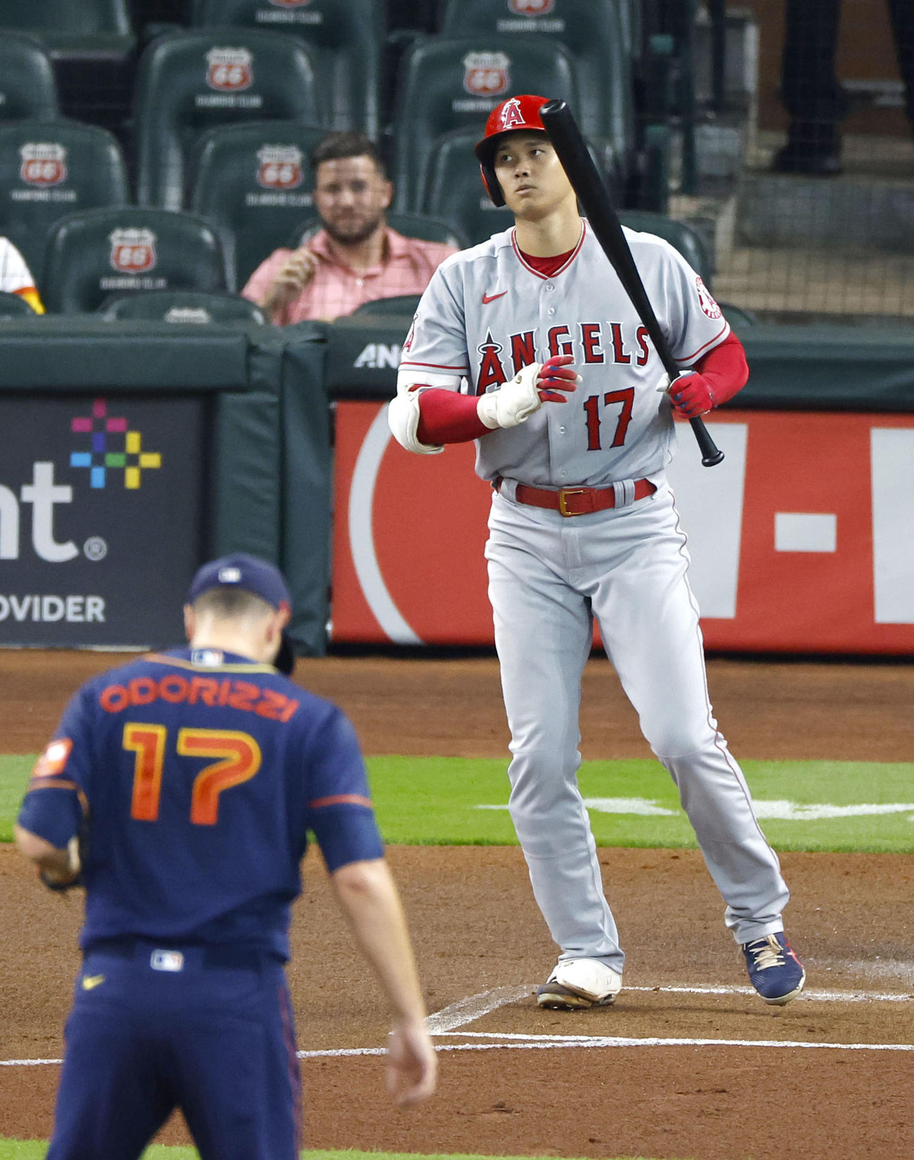 アストロズ戦の1回、四球を選ぶエンゼルス・大谷。投手オドリッジ＝ヒューストン（共同）
