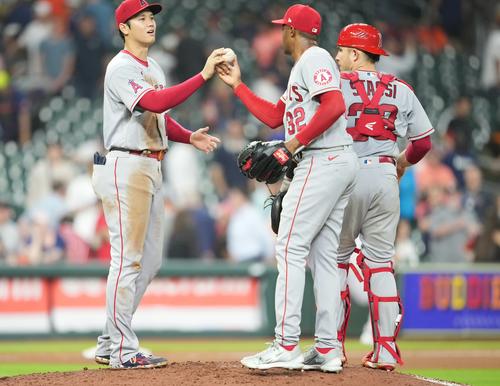 アストロズ対エンゼルス　アストロズに勝利しウイニングボールを受け取るエンゼルス大谷翔平（撮影・鈴木みどり）