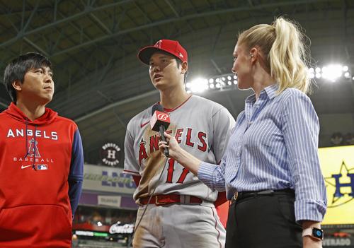 アストロズに勝利し、インタビューを受けるエンゼルス・大谷＝ヒューストン（共同）