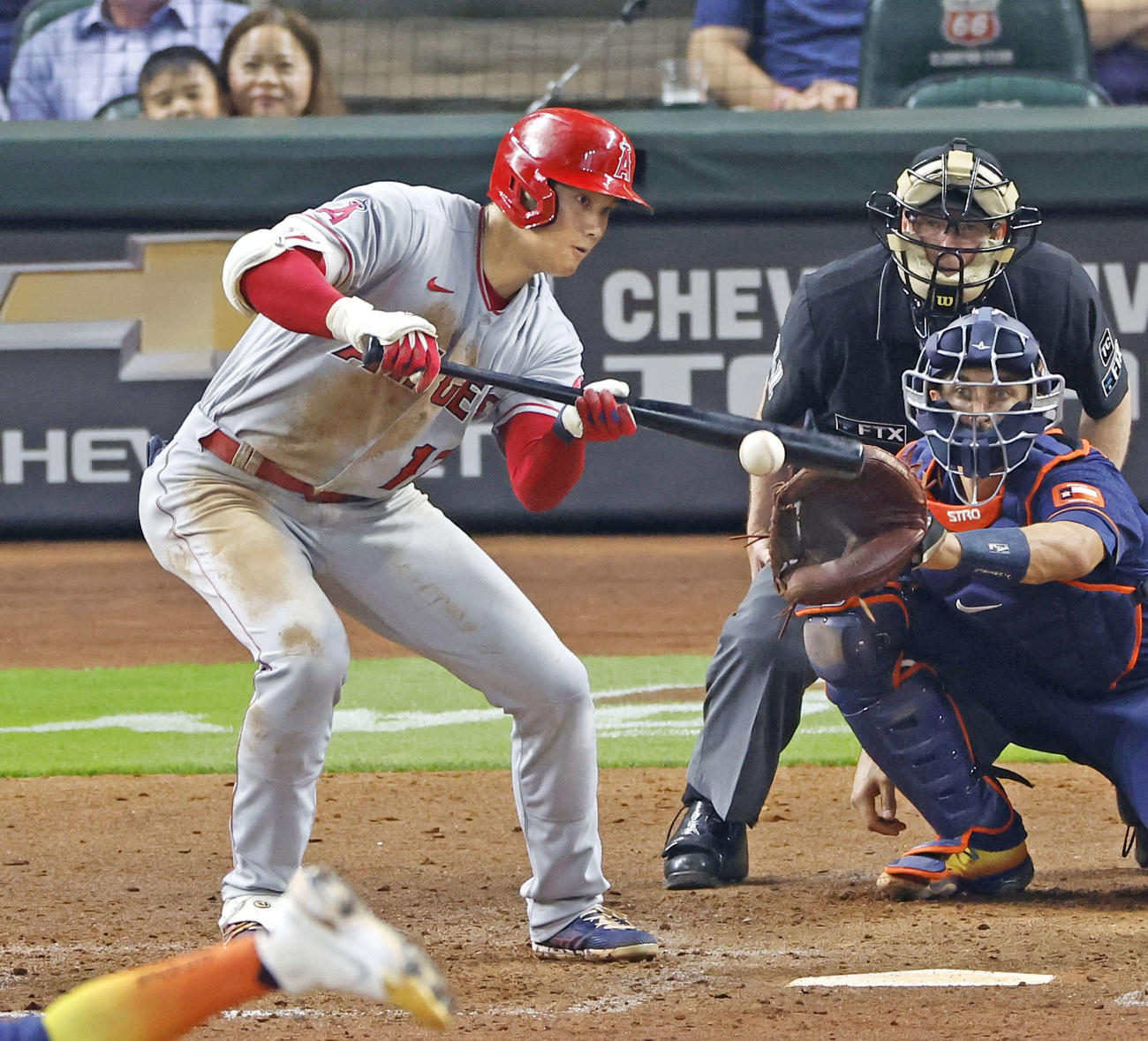 アストロズ戦の6回、投前にバント安打を決めるエンゼルス・大谷＝ヒューストン（共同）