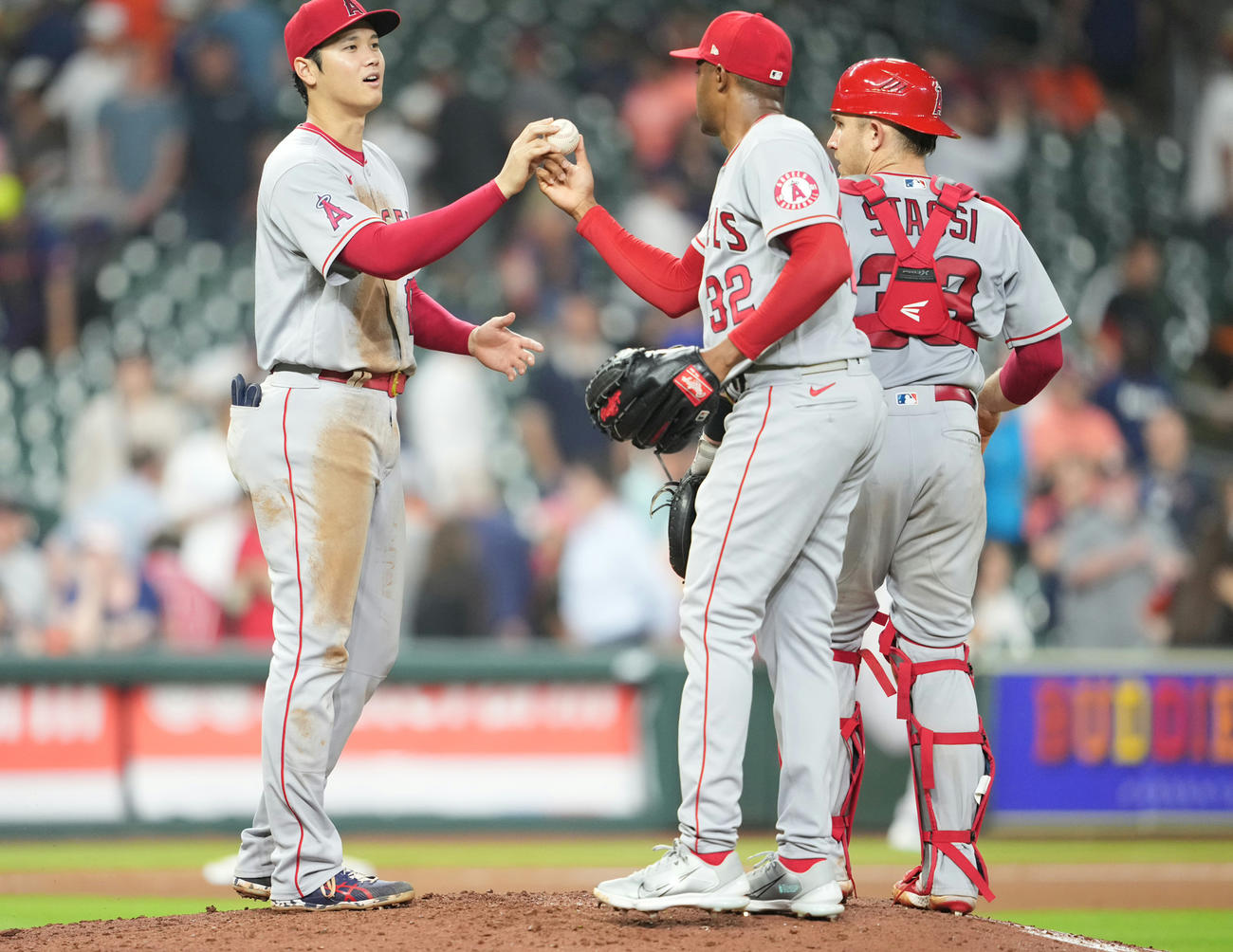 アストロズ対エンゼルス　アストロズに勝利しウイニングボールを受け取るエンゼルス大谷翔平（撮影・鈴木みどり）