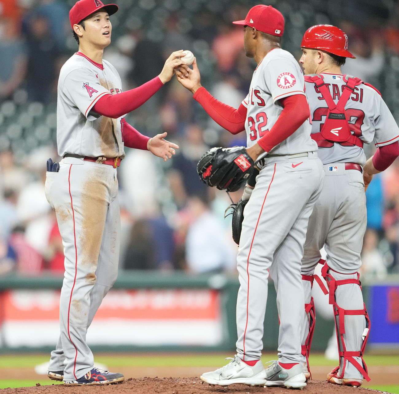 アストロズ対エンゼルス　6回無失点で今季初勝利のエンゼルス大谷はウイニングボールを受け取る（撮影・鈴木みどり）