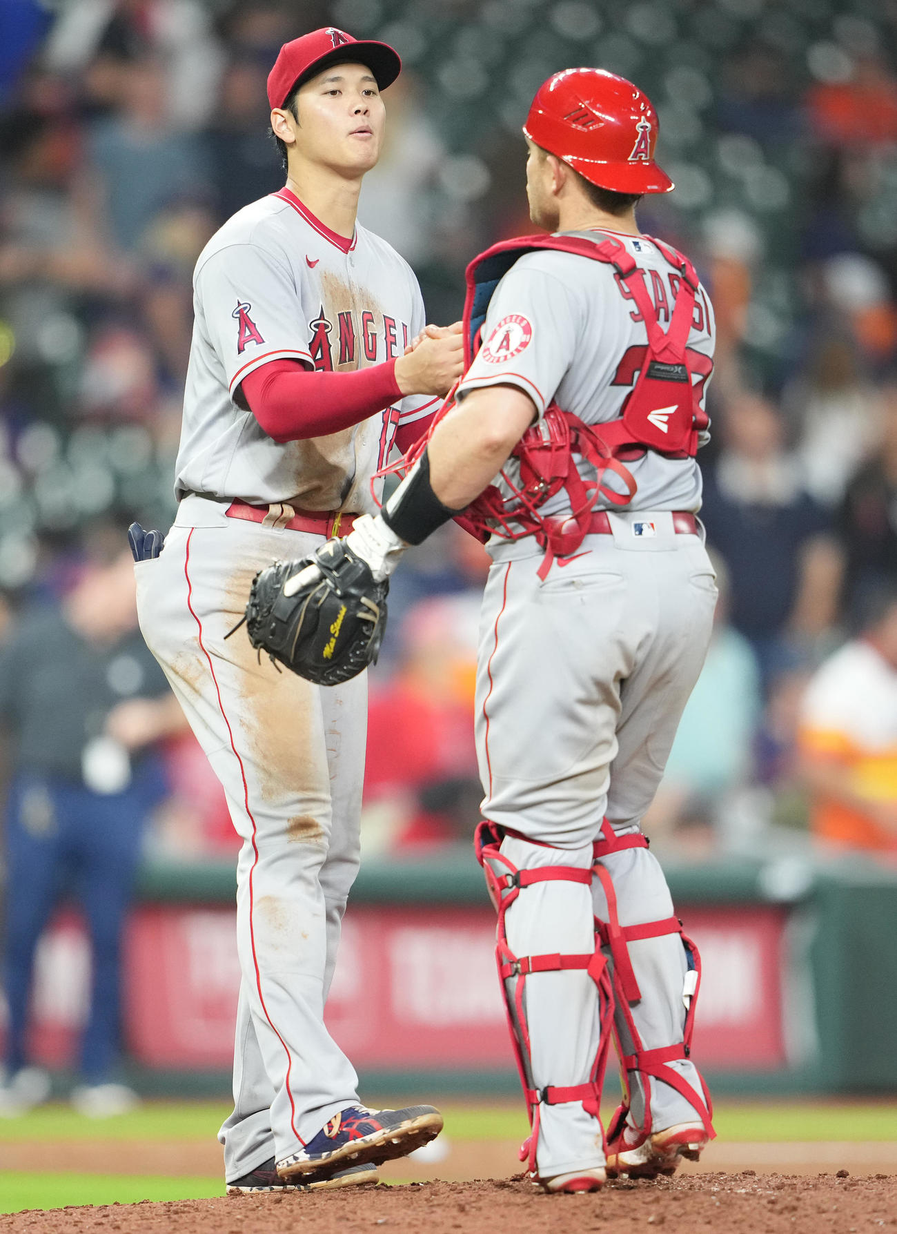 アストロズ対エンゼルス　6回無失点で今季初勝利のエンゼルス大谷はスタッシと握手（撮影・鈴木みどり）