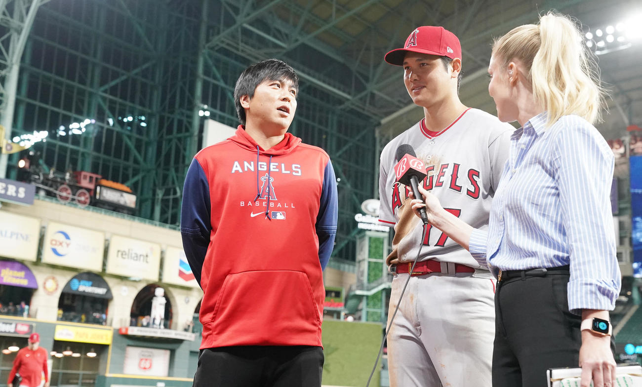 アストロズ対エンゼルス　6回無失点で今季初勝利のエンゼルス大谷（中央）はヒーローインタビューを受ける。左は水原通訳（撮影・鈴木みどり）