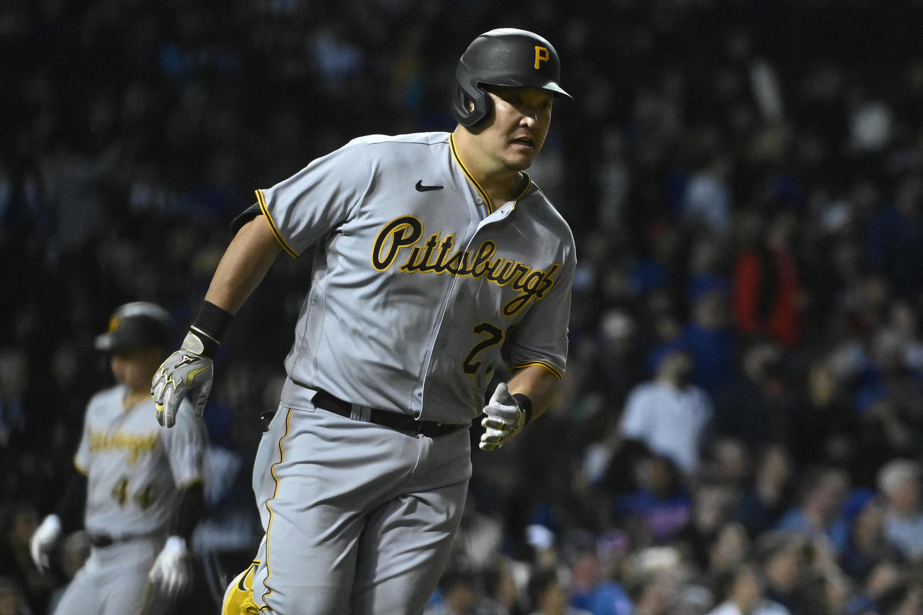 逆転の二塁打を放つパイレーツ筒香（ロイター）