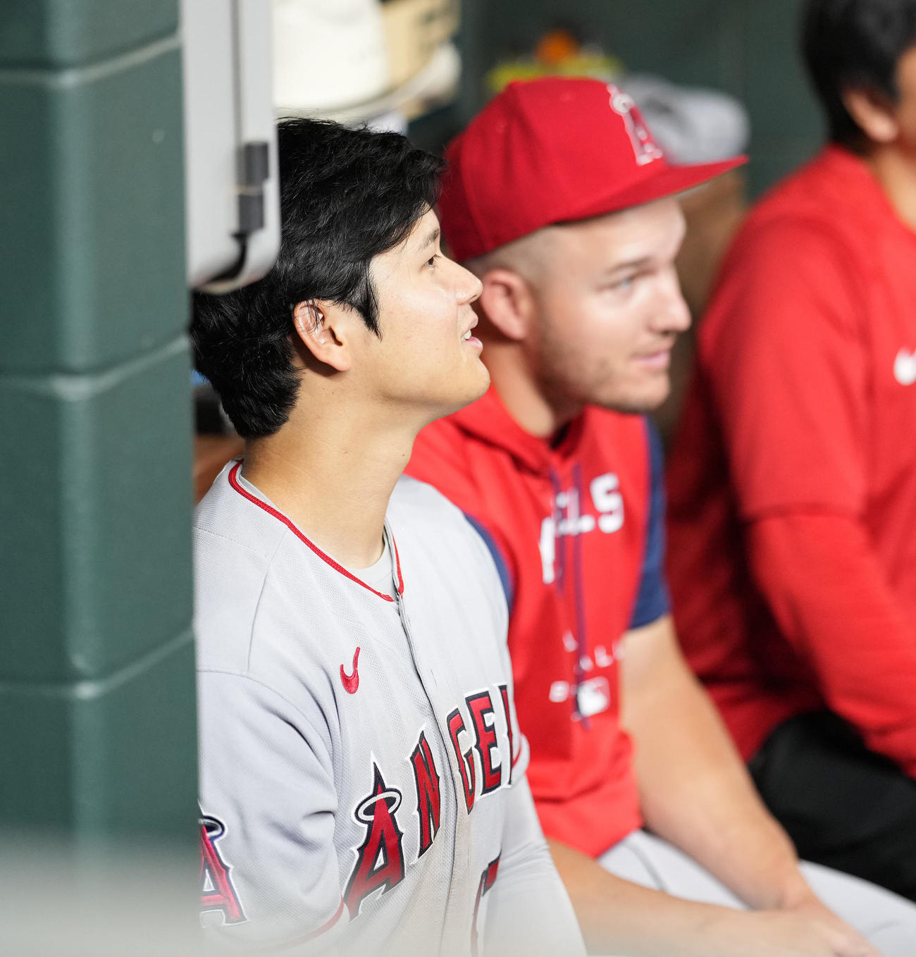 18日のアストロズ対エンゼルス　ベンチでトラウト（右）と話すエンゼルス大谷（撮影・鈴木みどり）