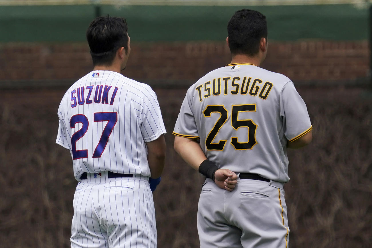 試合前、蔦の絡まるフェンスの前で鈴木誠也と筒香嘉智のツーショット（AP）