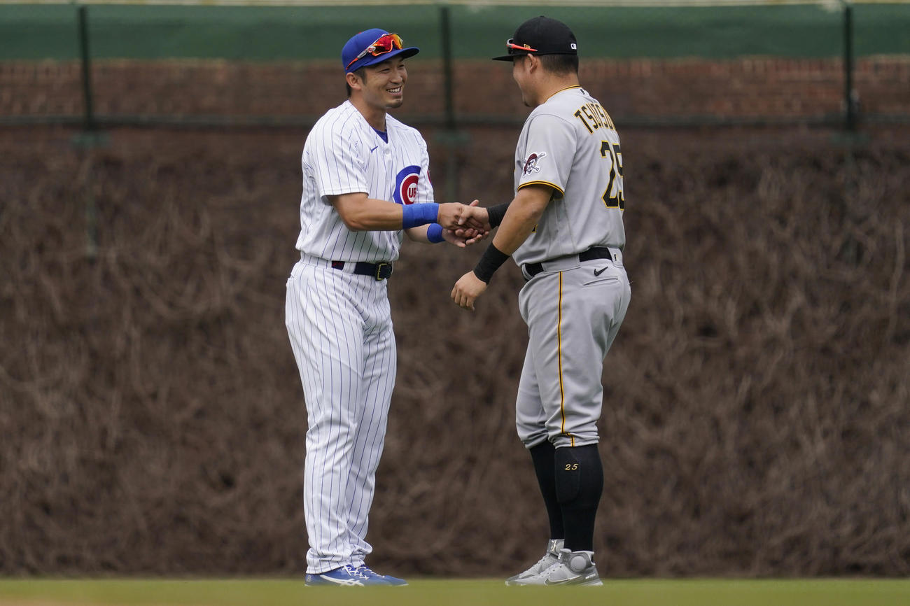 試合前、蔦の絡まるフェンスの前で鈴木誠也と筒香嘉智のツーショット（AP）