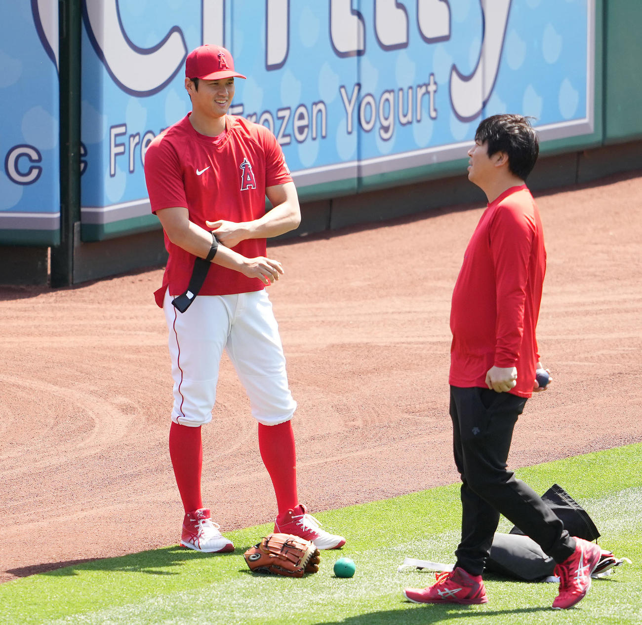 エンゼルス対オリオールズ　試合前練習で水原通訳（右）と談笑するエンゼルス大谷（撮影・鈴木みどり）