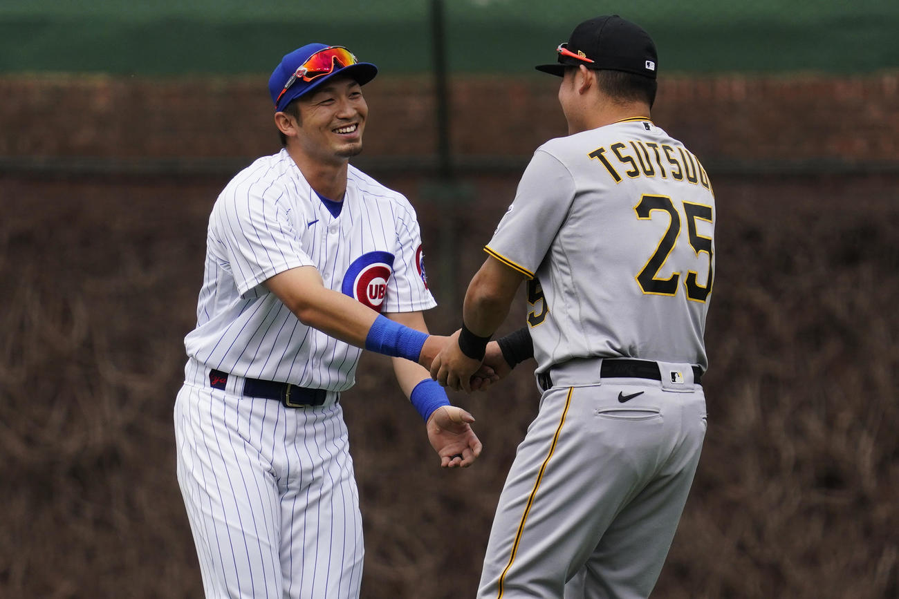 試合前、蔦の絡まるフェンスの前で鈴木誠也と筒香嘉智のツーショット（AP）