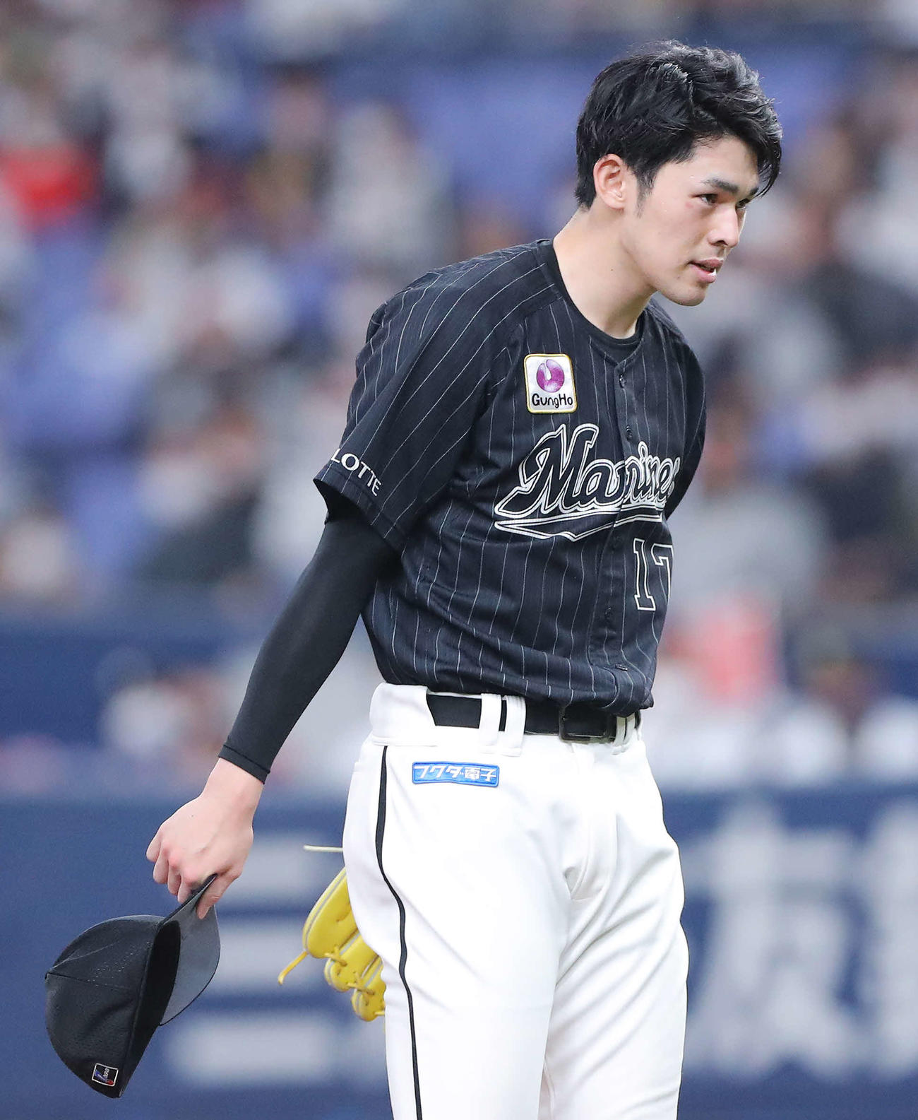 オリックス対ロッテ　4回裏オリックス2死一塁、打者杉本に死球を与え頭を下げる佐々木朗（撮影・河田真司）