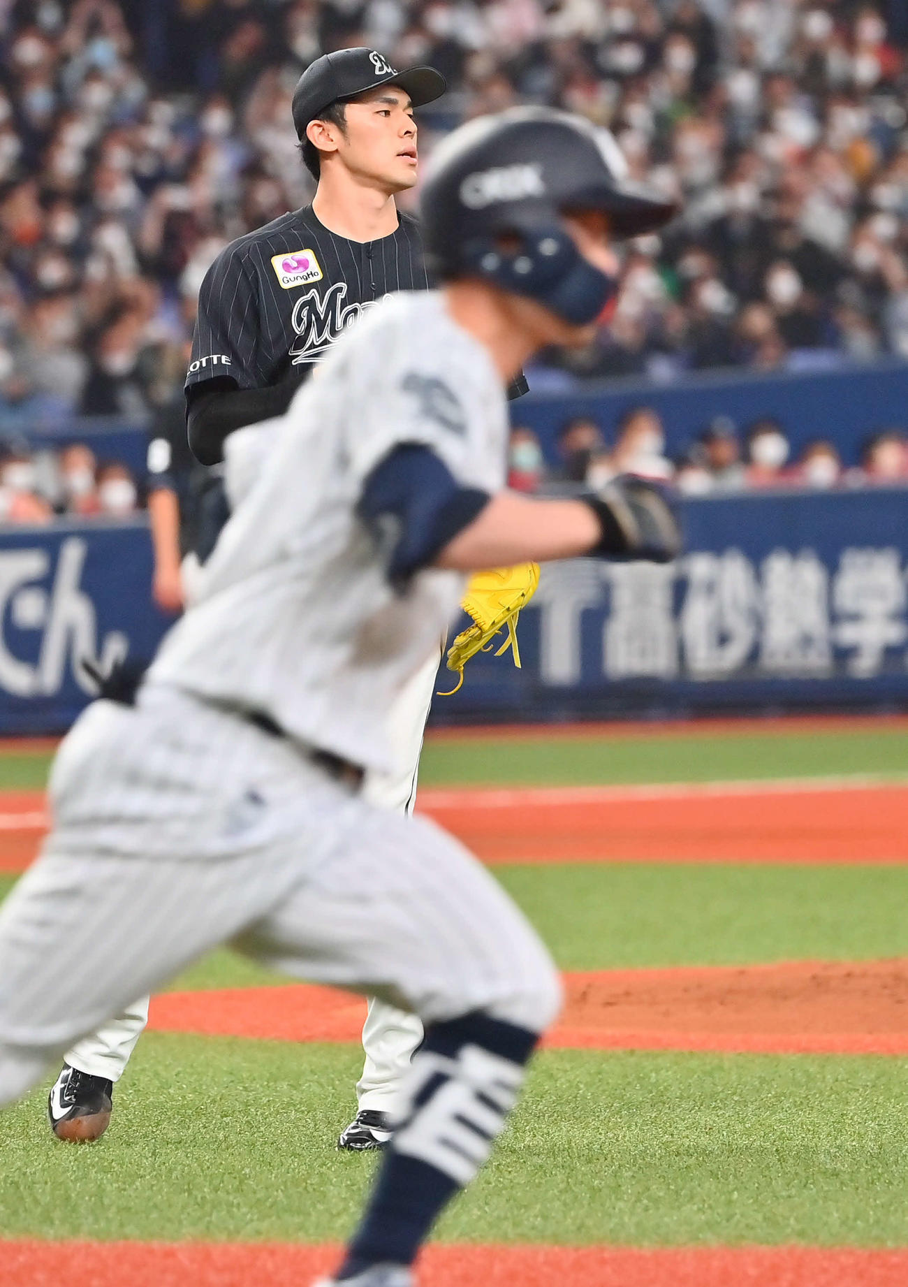 24日のオリックス対ロッテ　1回裏オリックス無死、福田に右前打を浴びるロッテ先発の佐々木朗（撮影・和賀正仁）