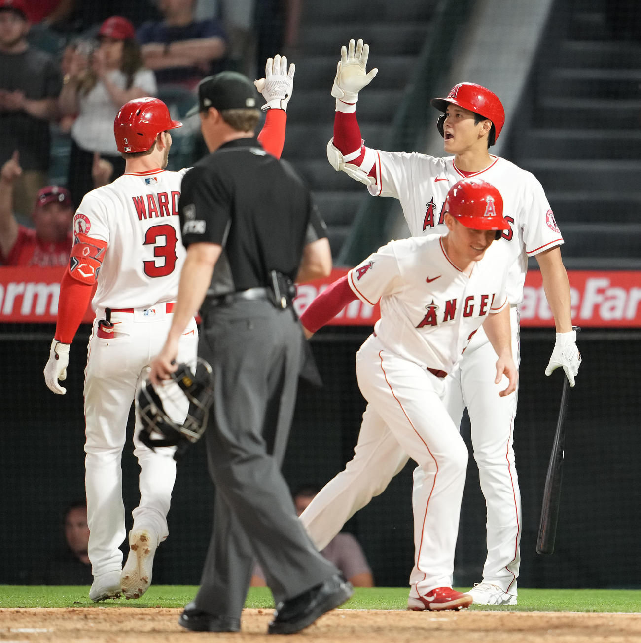 エンゼルス対ガーディアンズ　7回裏エンゼルス1死二塁、2点本塁打を放ったウォード（左）を迎える大谷（撮影・鈴木みどり）