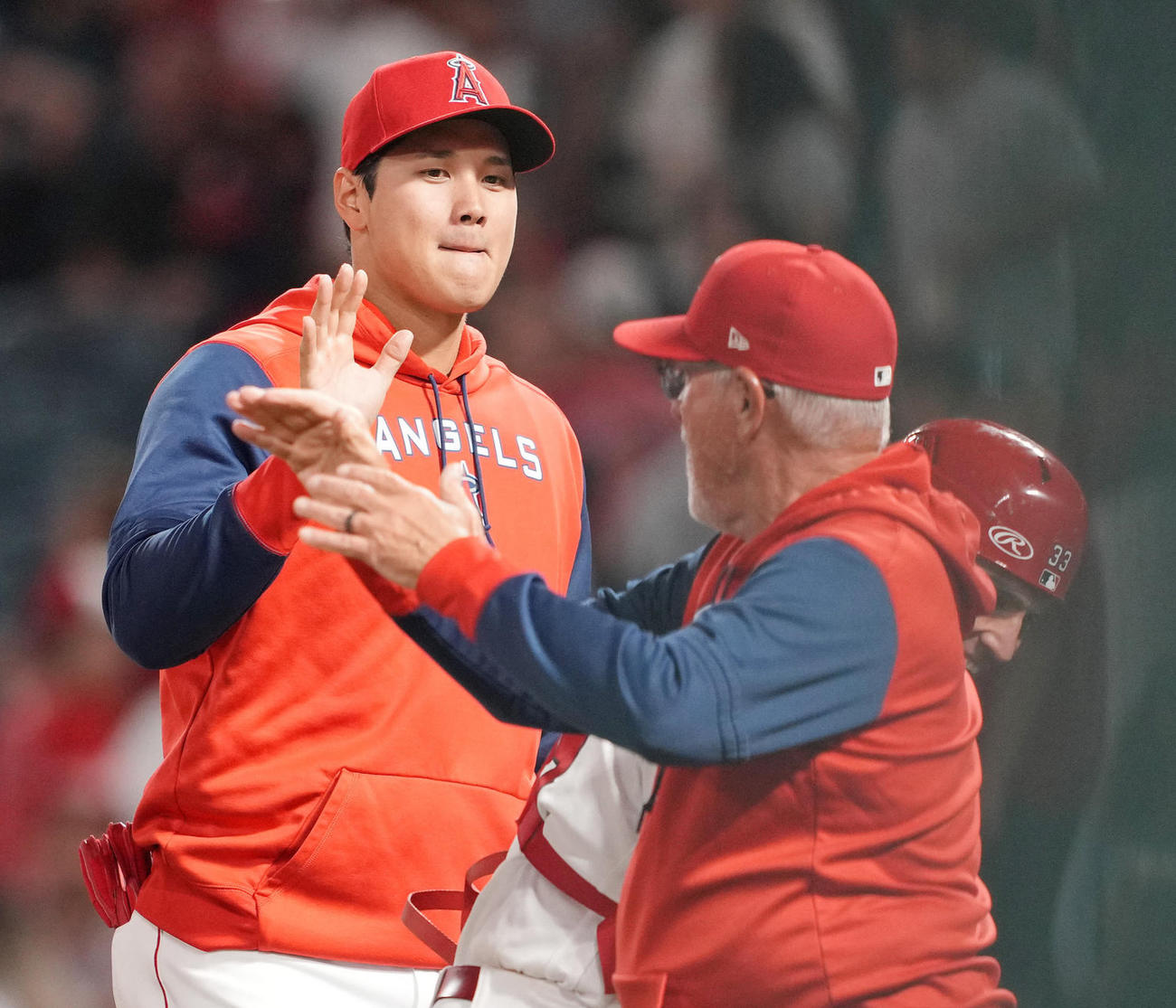 ガーディアンズに勝利しハイタッチするエンゼルス大谷とマドン監督（撮影・鈴木みどり）