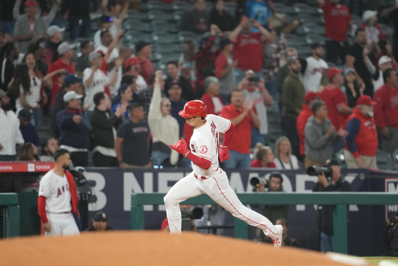 エンゼルス対ガーディアンズ　5回裏エンゼルス2死一塁、トラウトの適時二塁打で生還する一塁走者大谷（撮影・鈴木みどり）