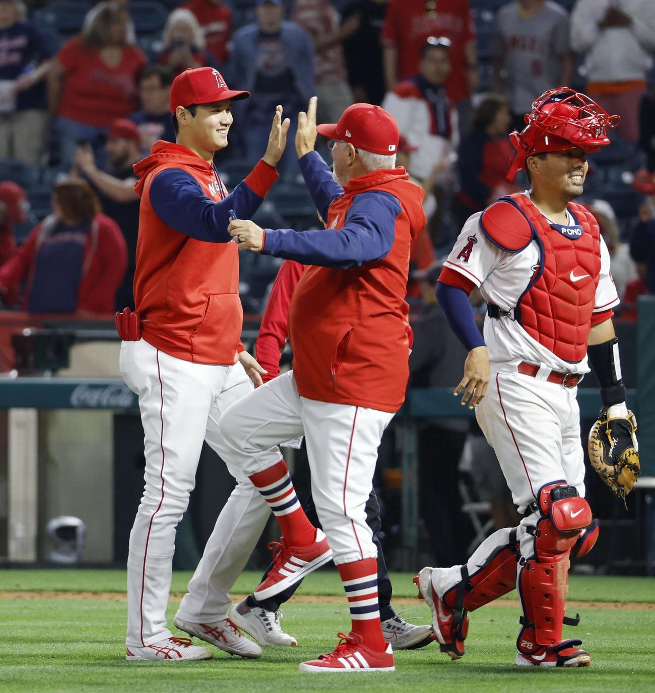 ガーディアンズに勝利し、マドン監督とタッチを交わすエンゼルス・大谷（左）（共同）