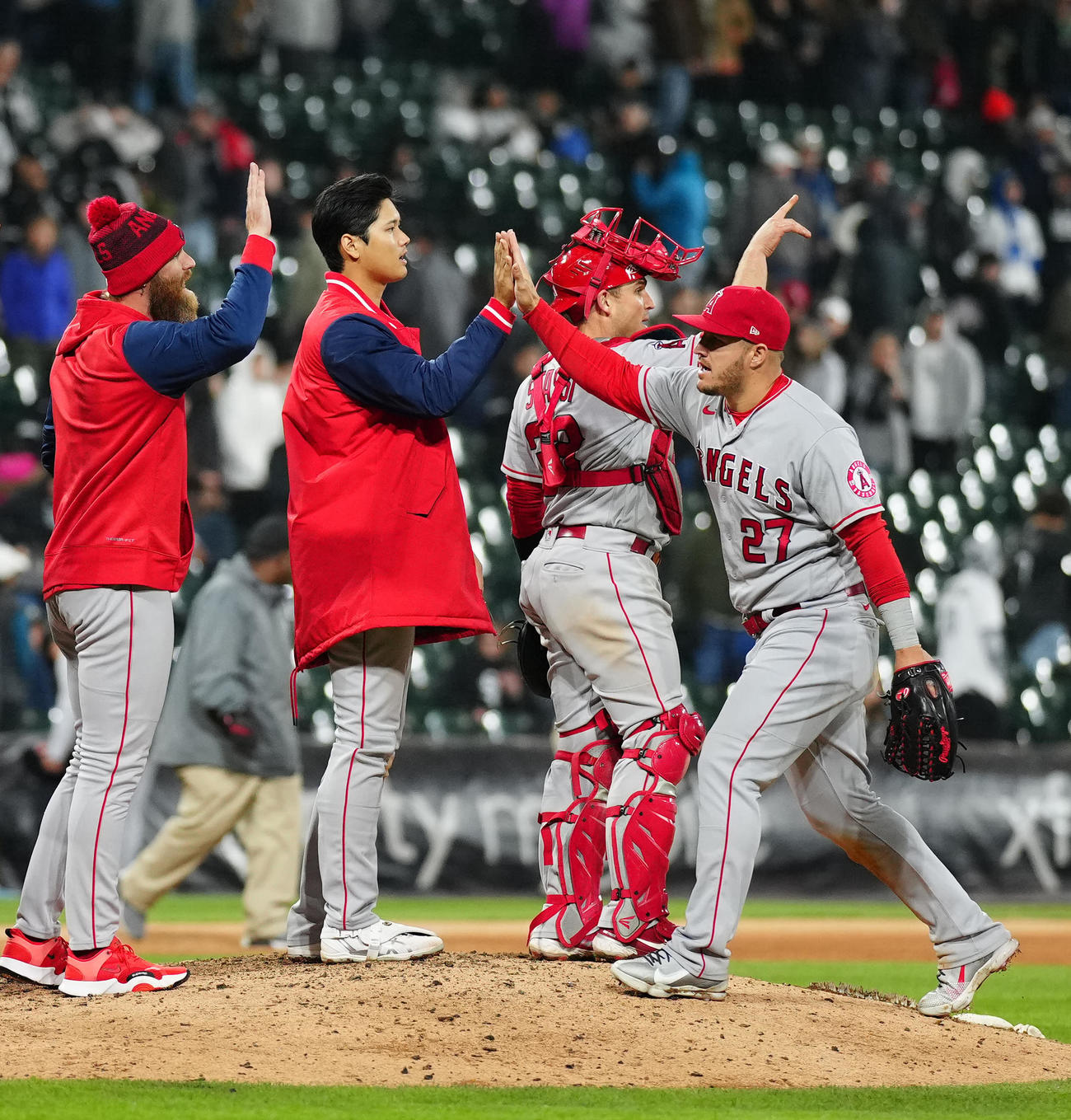 ホワイトソックス対エンゼルス　試合後、エンゼルス・トラウト（右端）と勝利のタッチを交わす大谷（撮影・江口和貴）