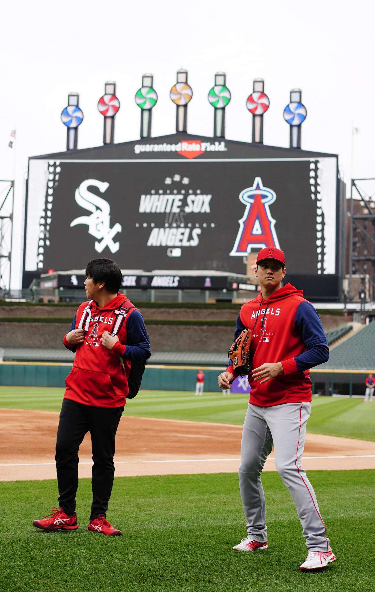 ホワイトソックス対エンゼルス　試合前練習でキャッチボールを終えたエンゼルス大谷（右）。左は水原通訳（撮影・江口和貴）