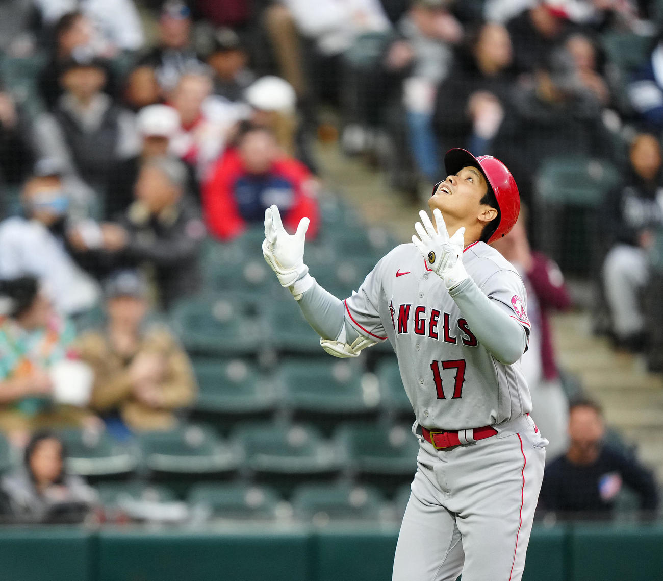 ホワイトソックス対エンゼルス　1回表エンゼルス2死、ソロ本塁打を放ち生還する大谷（撮影・江口和貴）