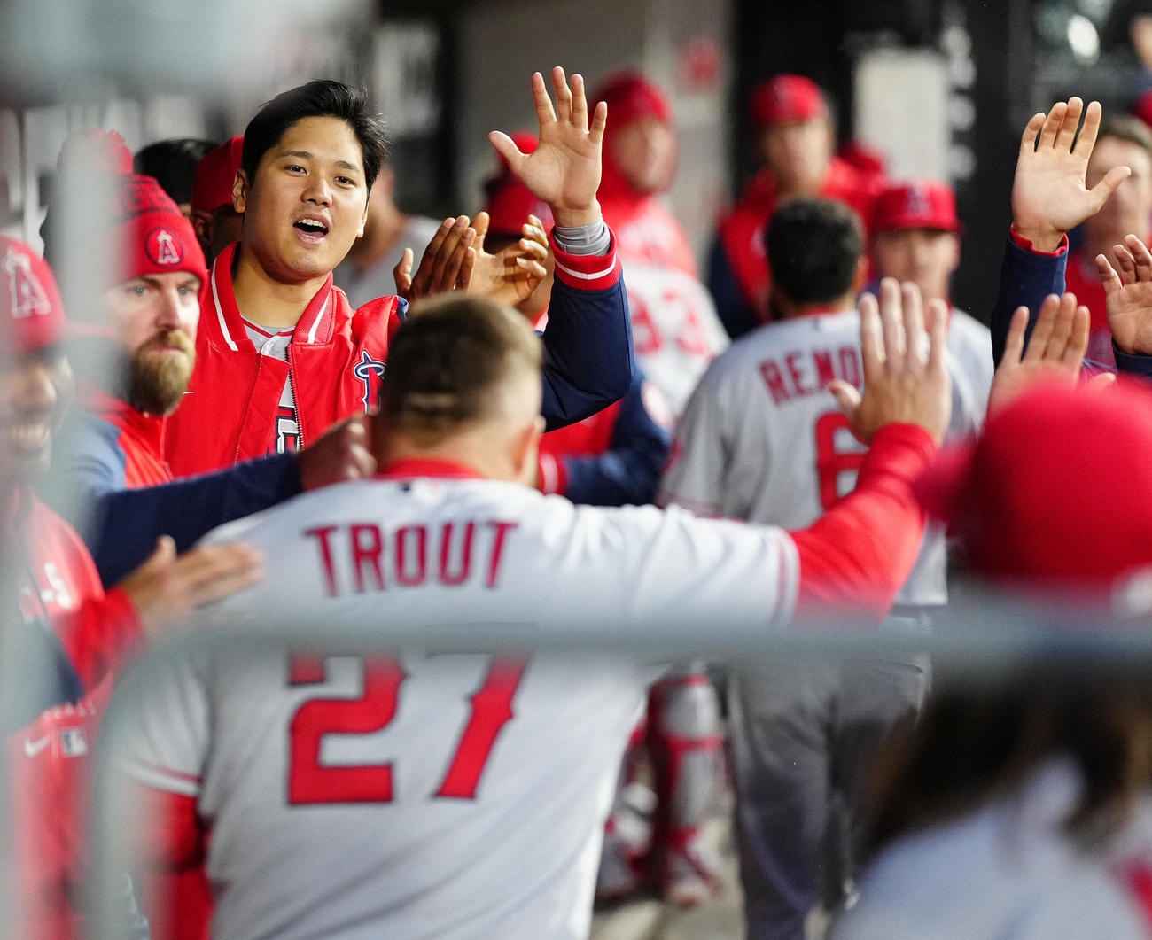 ホワイトソックス対エンゼルス　4回裏終了後、好捕のエンゼルス中堅手トラウト（手前）を迎える大谷（左から3人目）（撮影・江口和貴）