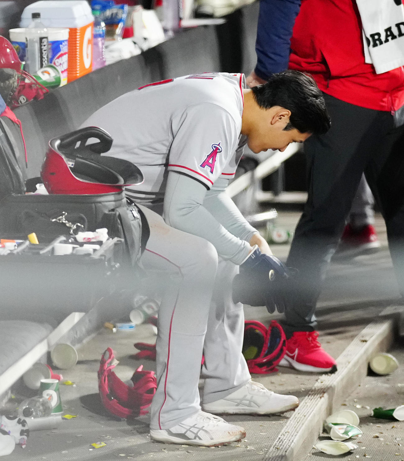 ホワイトソックス対エンゼルス　6回表エンゼルス2死一塁、レンドンの適時二塁打で生還しベンチで呼吸を整える走者大谷（撮影・江口和貴）