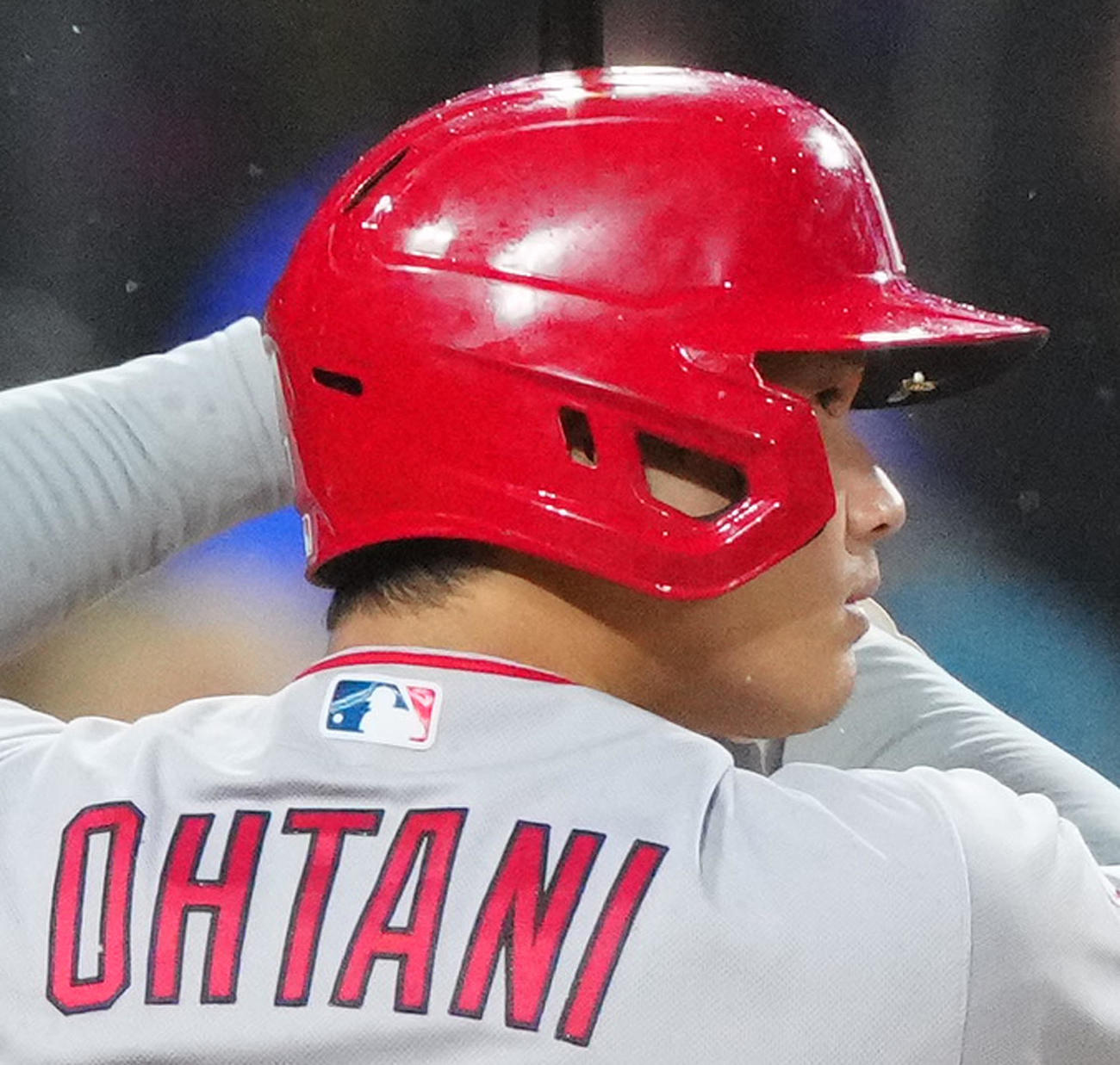 ホワイトソックス対エンゼルス　6回表エンゼルス1死一塁、打席に立つ大谷の顔の付近を飛ぶ虫（撮影・江口和貴）