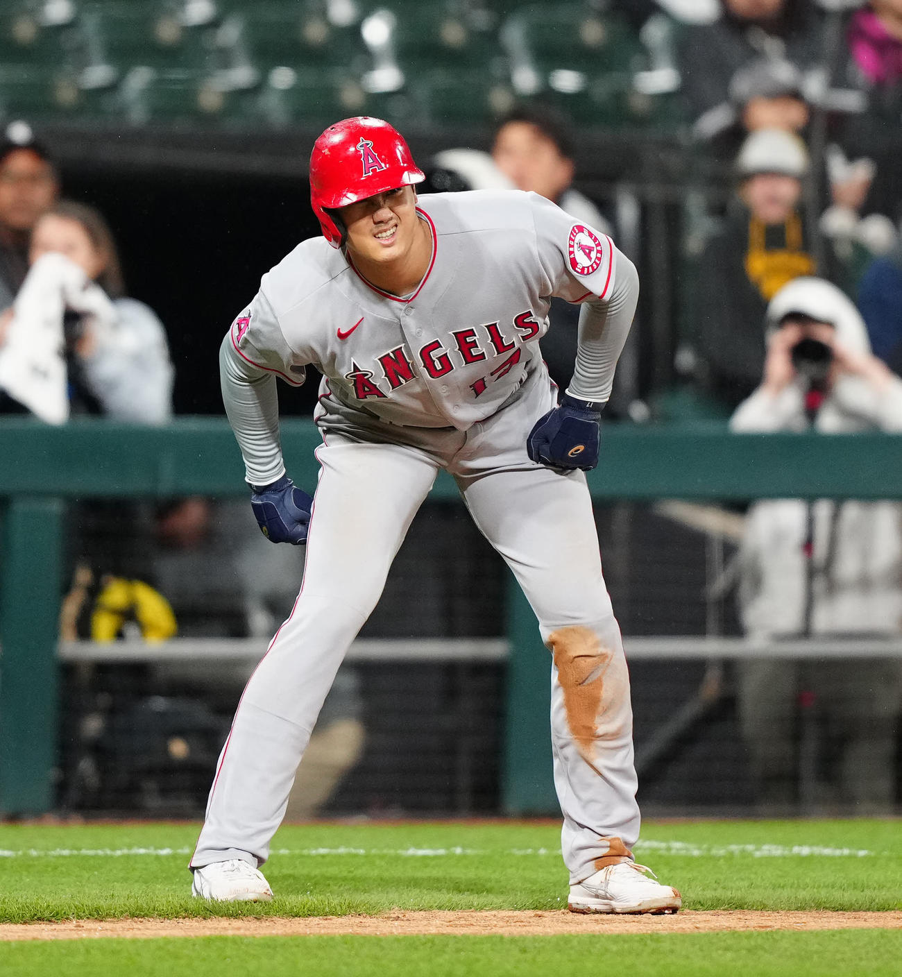 ホワイトソックス対エンゼルス　8回表エンゼルス2死三塁、太ももをたたく大谷（撮影・江口和貴）