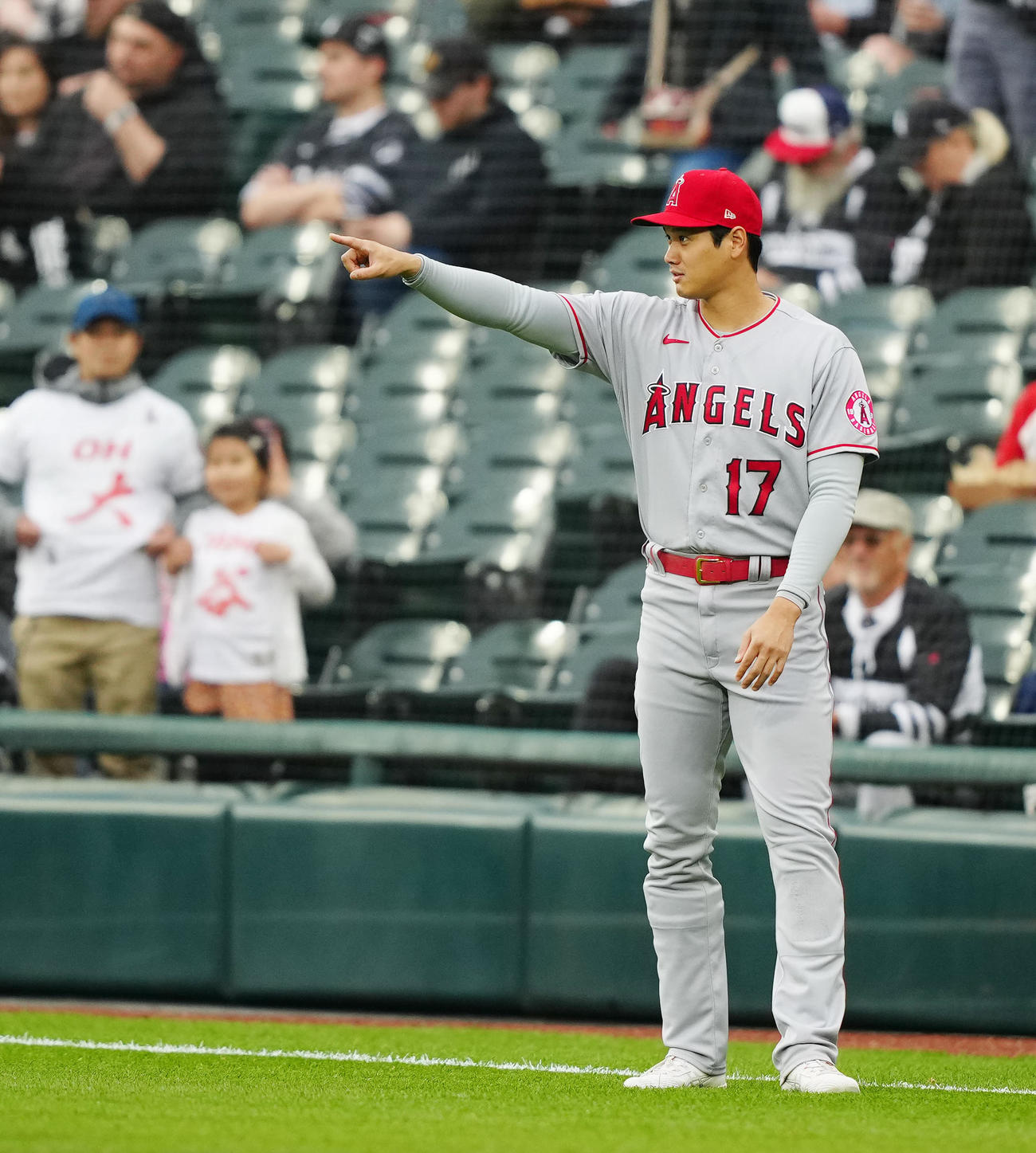 ホワイトソックス対エンゼルス　試合前、指さすエンゼルス大谷（撮影・江口和貴）