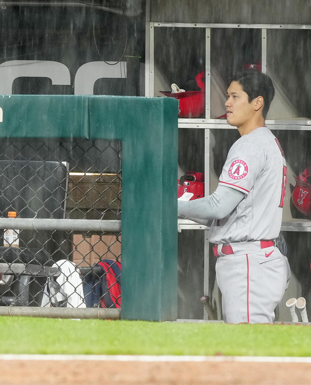 ホワイトソックス対エンゼルス　6回表、降雨中断でベンチに引き揚げたエンゼルス大谷（撮影・江口和貴）