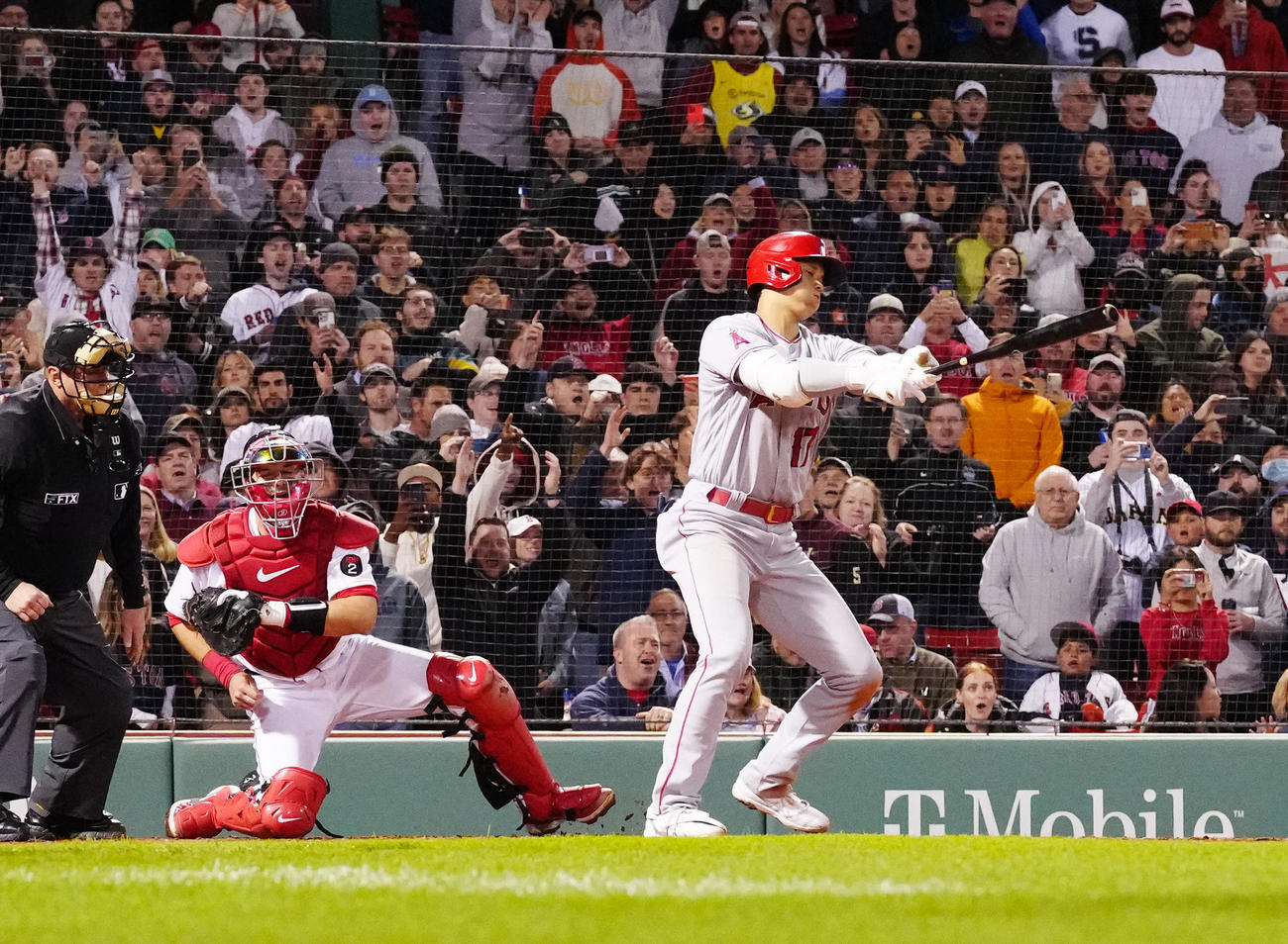 レッドソックス対エンゼルス　9回表エンゼルス2死、空振り三振に倒れる大谷。投手沢村（撮影・江口和貴）