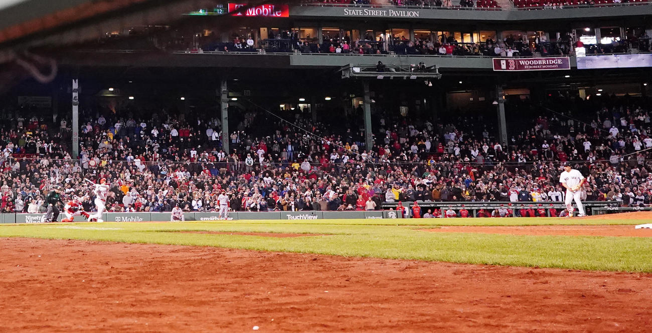 レッドソックス対エンゼルス　9回表エンゼルス2死、空振り三振に倒れる大谷。投手沢村（撮影・江口和貴）