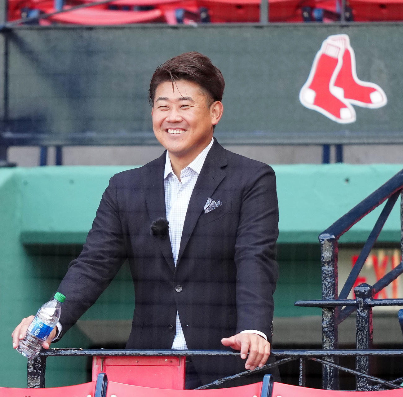 レッドソックス対エンゼルス　試合前、フェンウェイパークで笑顔を見せる松坂氏（撮影・江口和貴）