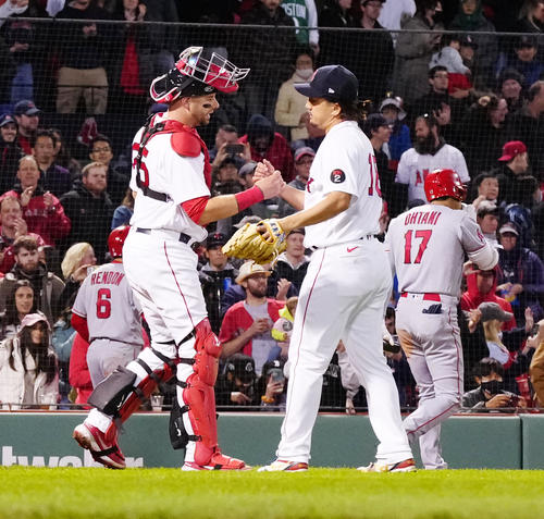 レッドソックス対エンゼルス　9回表エンゼルス2死、大谷（後方右）を空振り三振に仕留め捕手プラウェッキ（手前左）と握手を交わす沢村（撮影・江口和貴）