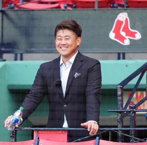 レッドソックス対エンゼルス　試合前、フェンウェイパークで笑顔を見せる松坂氏（撮影・江口和貴）