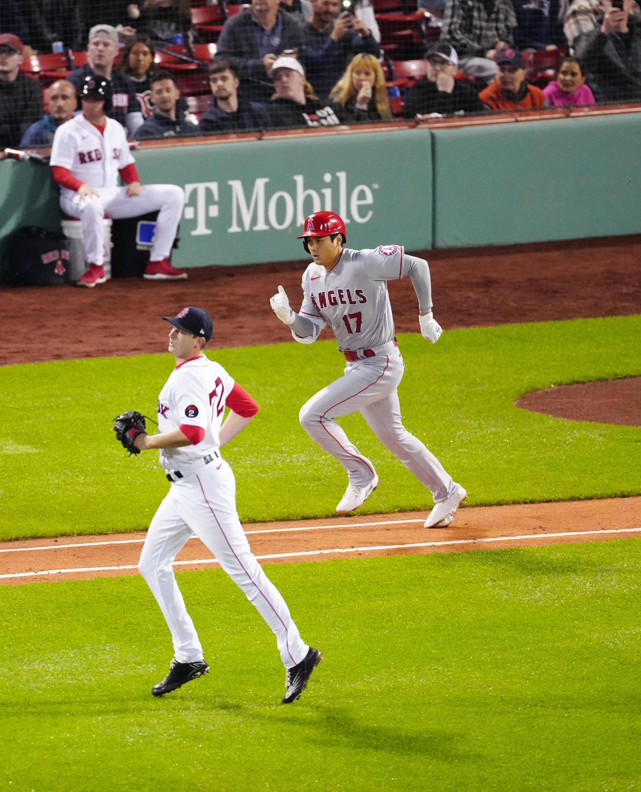 レッドソックス対エンゼルス　4回表エンゼルス2死、二ゴロに倒れる大谷（右）。左は投手ウィットロック（撮影・江口和貴）