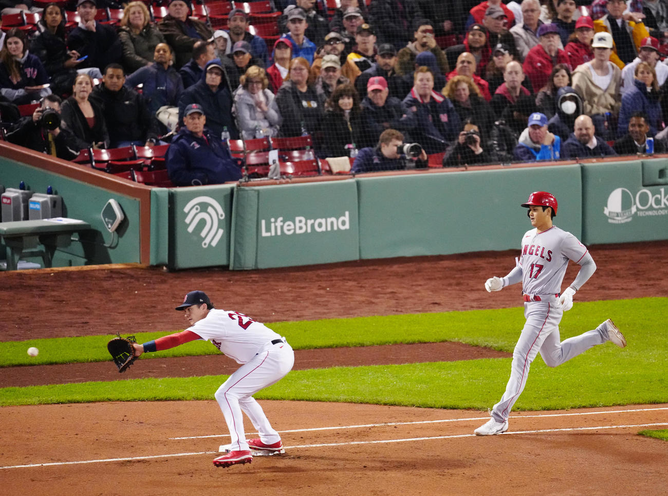 レッドソックス対エンゼルス　4回表エンゼルス2死、二ゴロに倒れる大谷（右）（撮影・江口和貴）