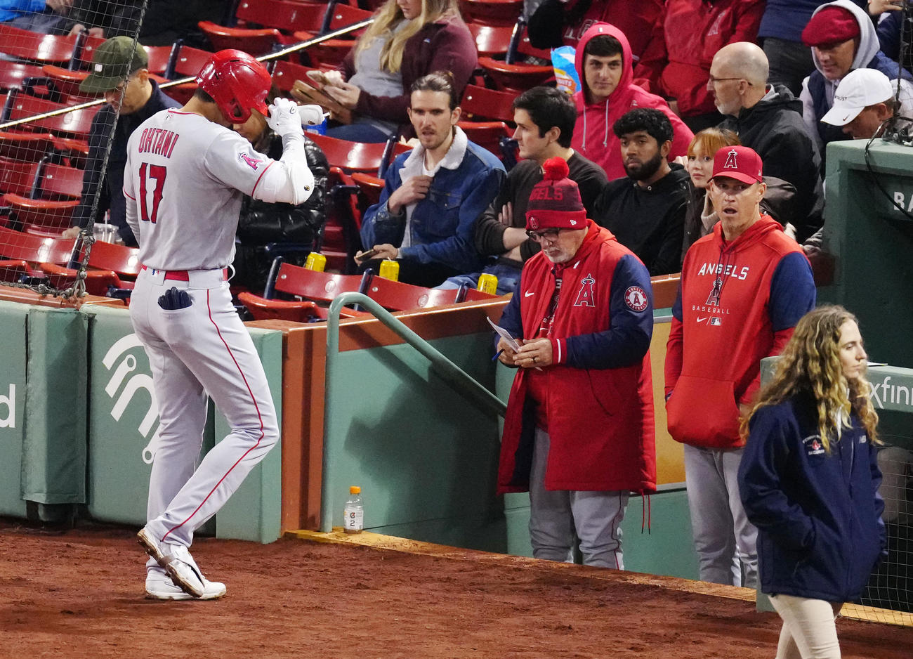 レッドソックス対エンゼルス　4回表エンゼルス2死、二ゴロに倒れ、ベンチに引き揚げる大谷（左）。中央はマドン監督（撮影・江口和貴）