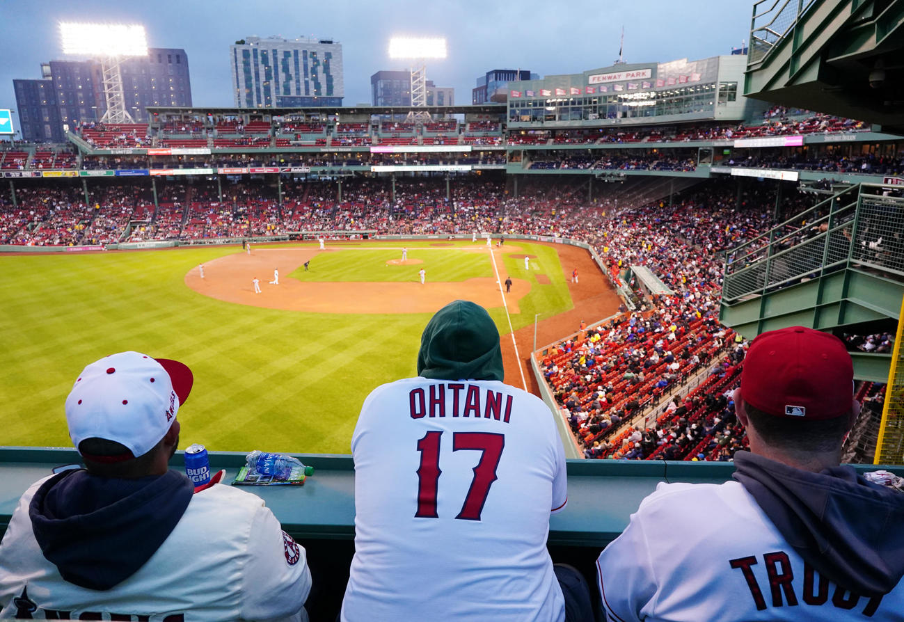 レッドソックス対エンゼルス　グリーンモンスター上の客席から観戦するエンゼルス大谷のユニホームを着たファン（撮影・江口和貴）