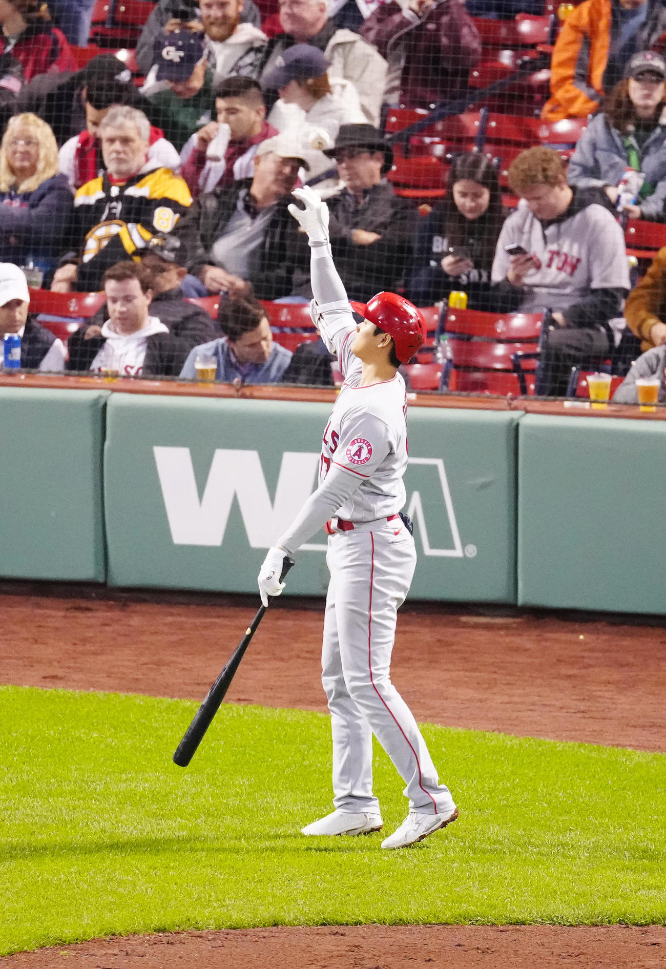 レッドソックス対エンゼルス　7回表開始前、バットを手にボールを投げるエンゼルス大谷（撮影・江口和貴）