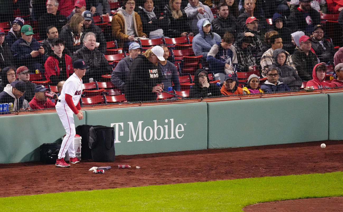 レッドソックス対エンゼルス　7回表開始前、エンゼルス大谷が投げたボールを受けるボールボーイ（撮影・江口和貴）