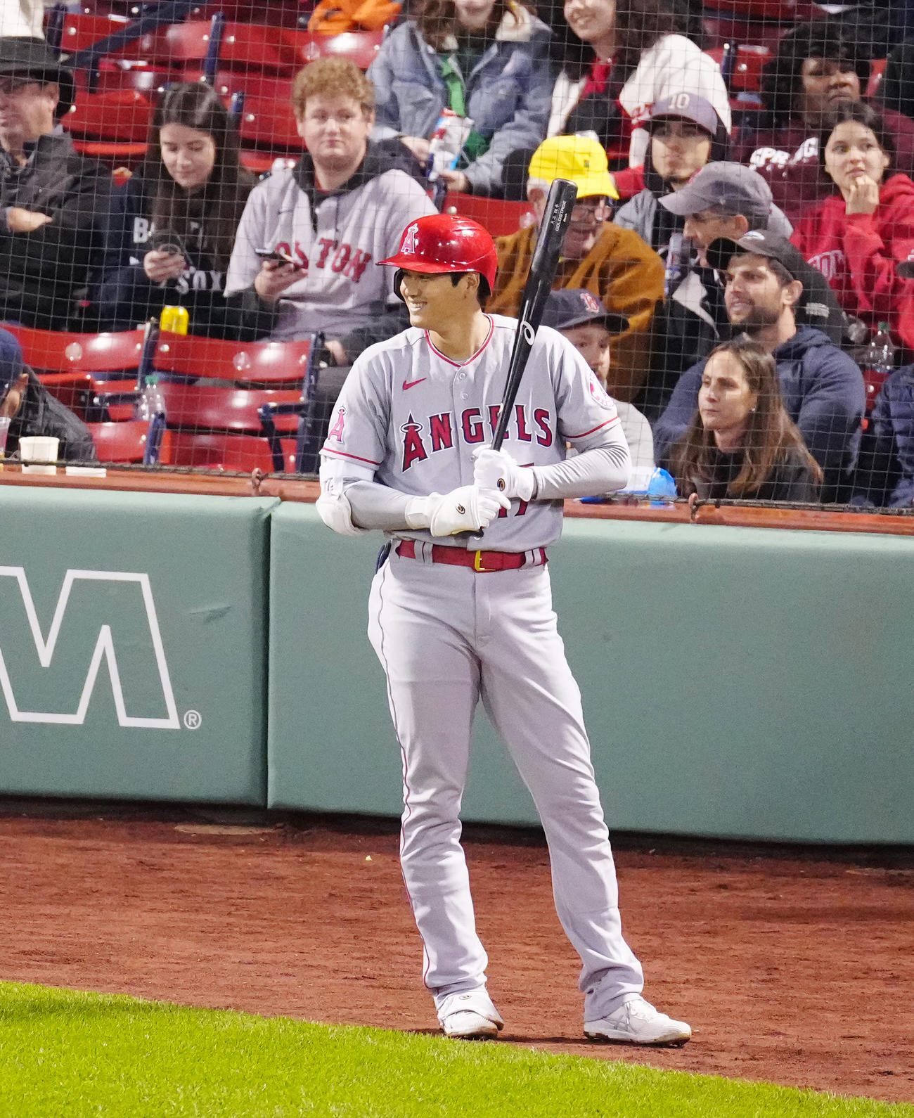 レッドソックス対エンゼルス　7回表開始前、笑顔を見せるエンゼルス大谷（撮影・江口和貴）