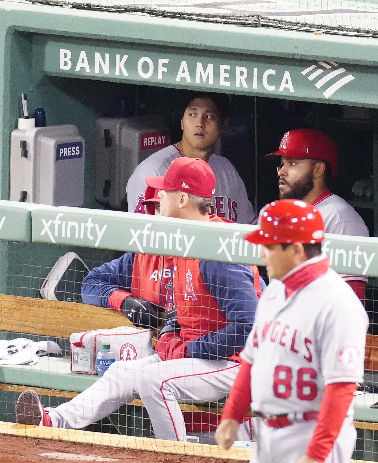 レッドソックス対エンゼルス　7回表エンゼルス無死、左飛に倒れベンチに引き揚げた大谷（後方左）（撮影・江口和貴）