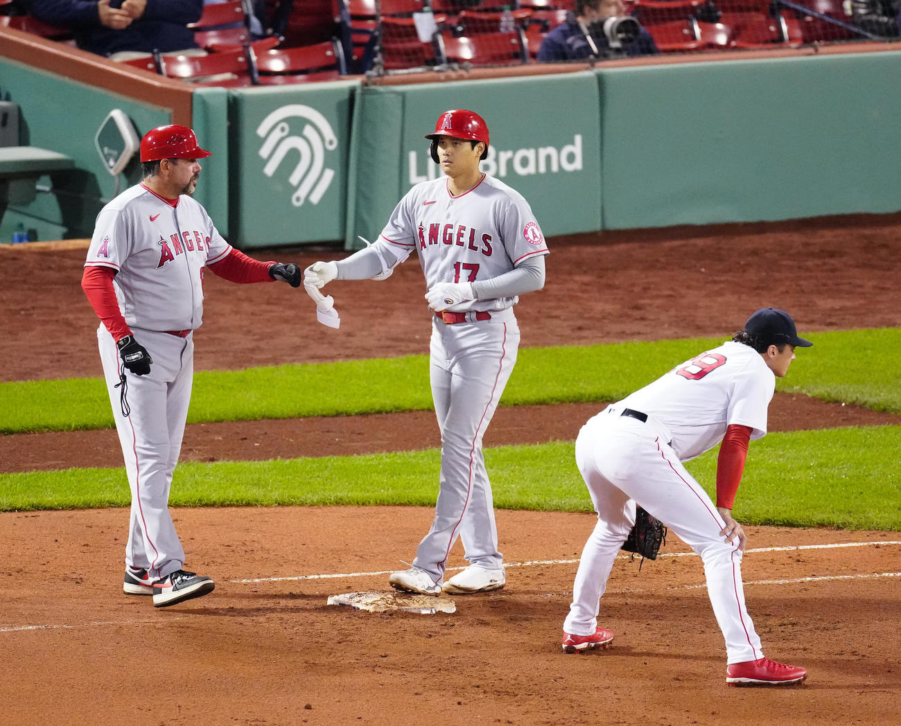 レッドソックス対エンゼルス　10回表エンゼルス2死一塁、四球を選んだ大谷（中央）（撮影・江口和貴）