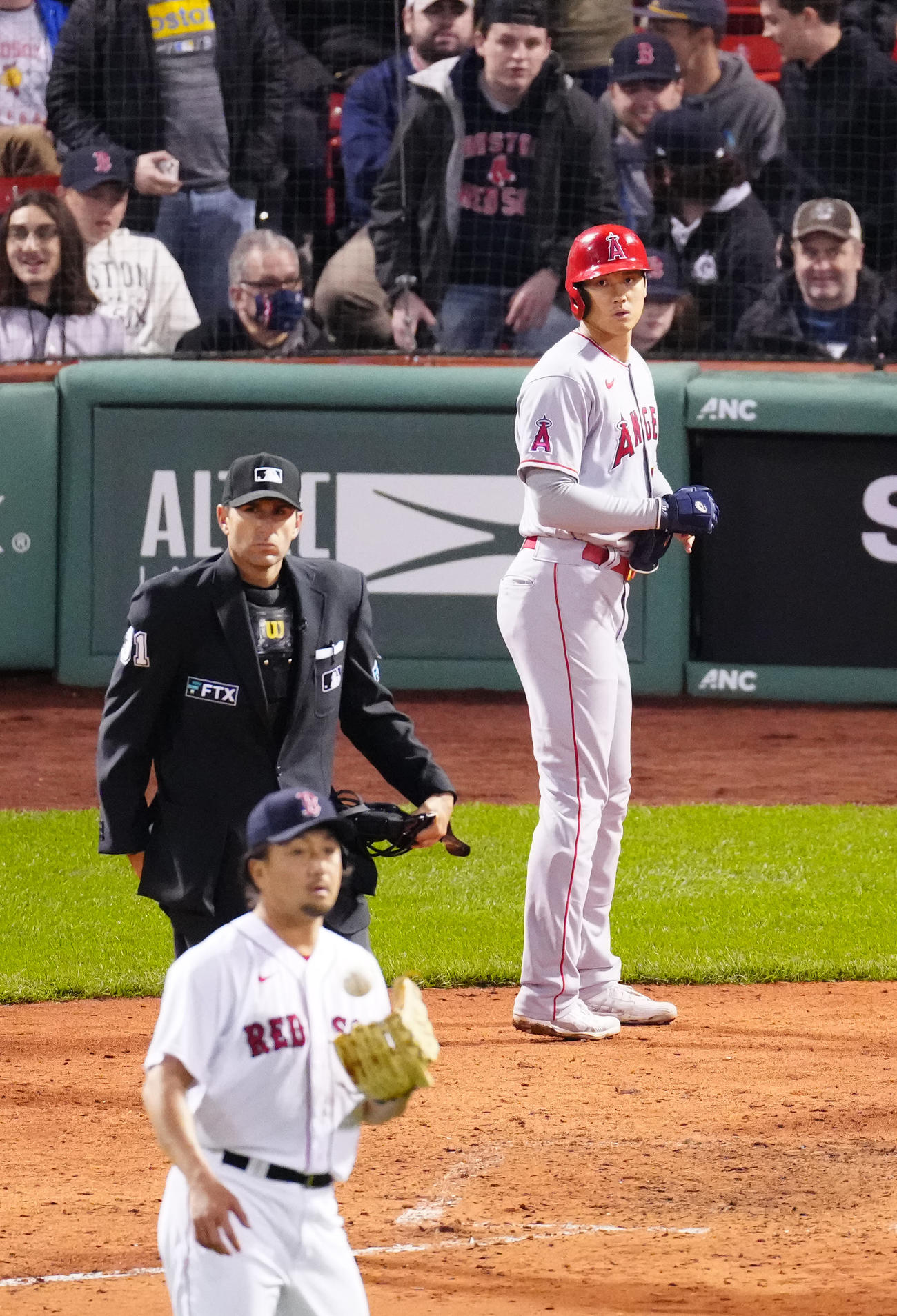 レッドソックス対エンゼルス　10回表エンゼルス2死一、三塁、ウォルシュの3点本塁打で生還した大谷。手前は被弾の沢村（撮影・江口和貴）